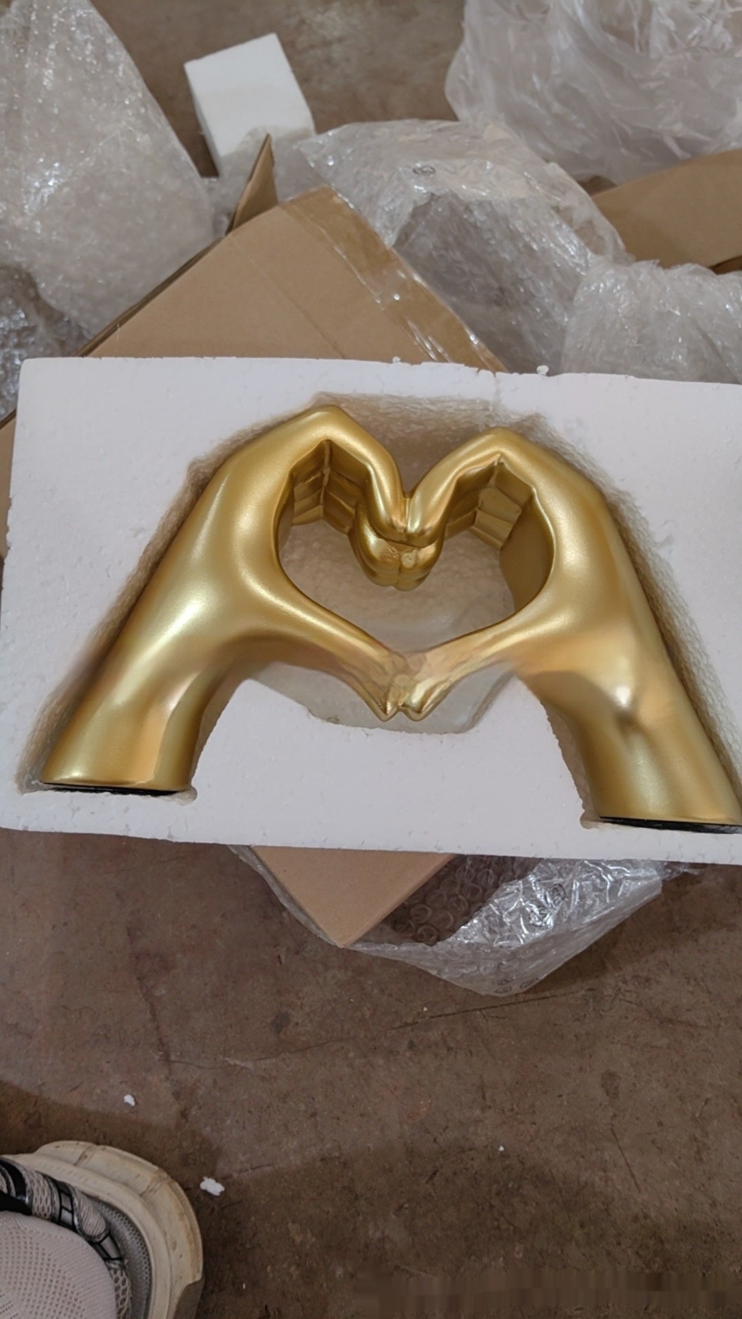 Love Heart Decoration Heart Shaped Love Finger Statue Resin Crafts